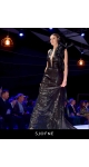 Stylizacja wieczorowa Sjofne : długa czarna sukienka z trenem i duża czarna broszka
